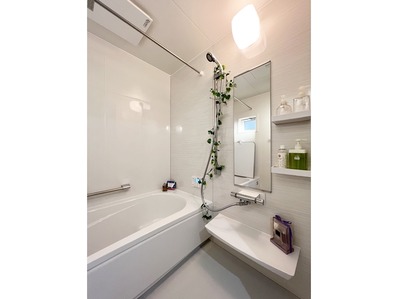 2号地　タカラスタンダードの浴室は、汚れが染み込まないホーロー素材の壁で、マグネット仕様なので浮かせる収納によりお掃除楽々！床は濡れても滑りにくい素材を使用しているので安心！